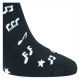 Schwarze Sneaker Motiv Socken mit weißem Notenschlüssel- und Notendesign Komfortbündchen